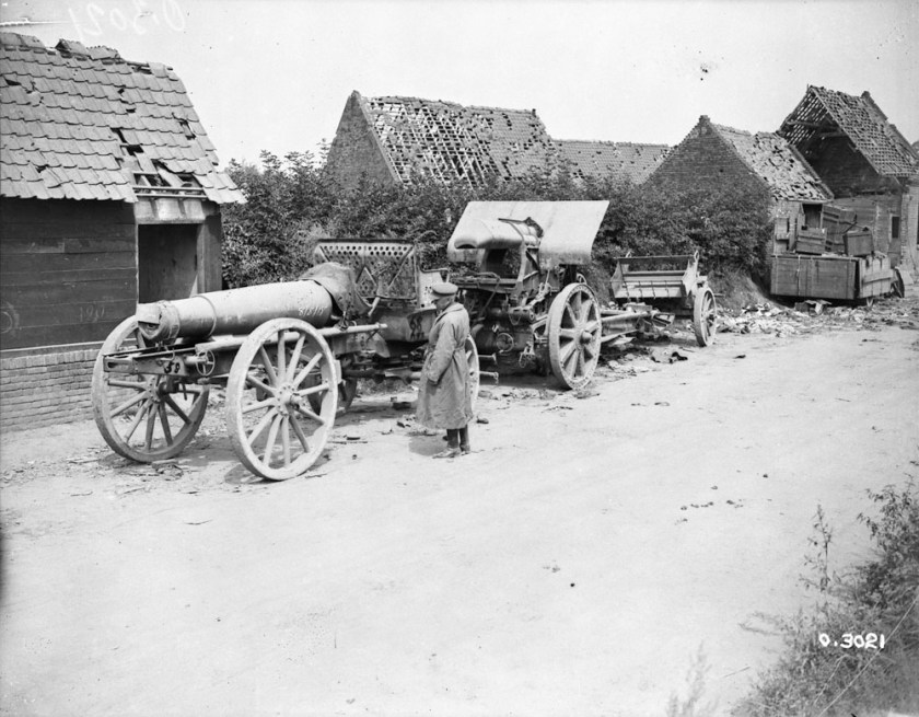 Official photo of a Morser captured in transport mode in the Amiens offensve of 8/8/18. LAC PA-002905.