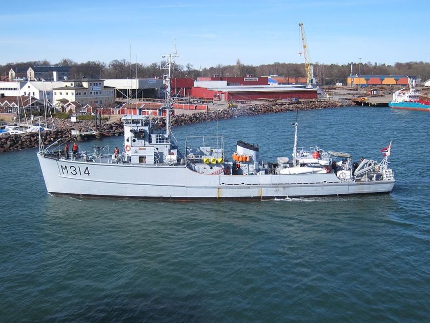 KNM_Alta_steaming_into_Horten_02