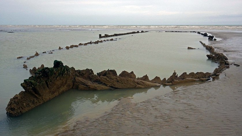 VOC_Amsterdam_wreck_at_low_tide_(2)