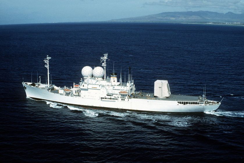 USNS_OBSERVATION_ISLAND_(T-AGM_23)_underway_near_Hawaii