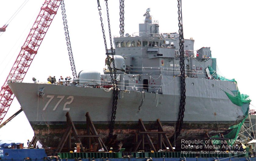ROKS Cheonan wreck 2010.4.24_천안함_함수_인양작업_(7445518142)