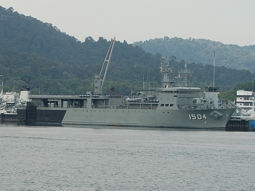 KD_Mahawangsa_(1504)_berthed_at_Lumut_Naval_Base