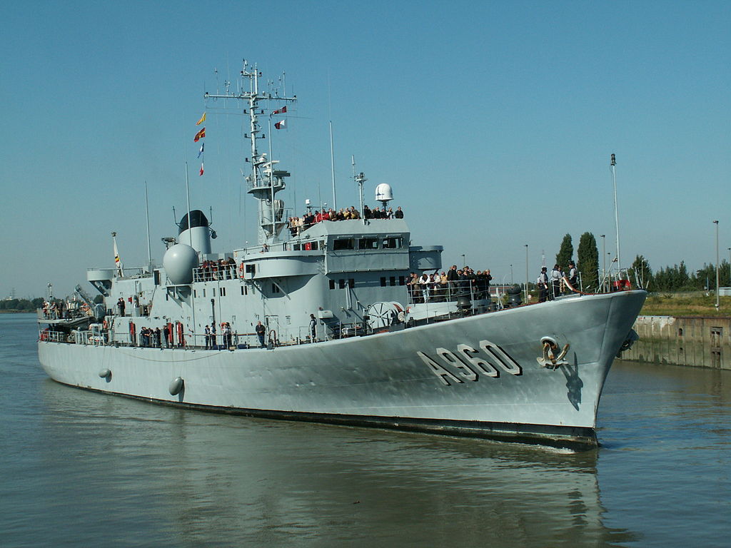 A960_going_towards_the_drydocks,_Antwerp,_Belgium