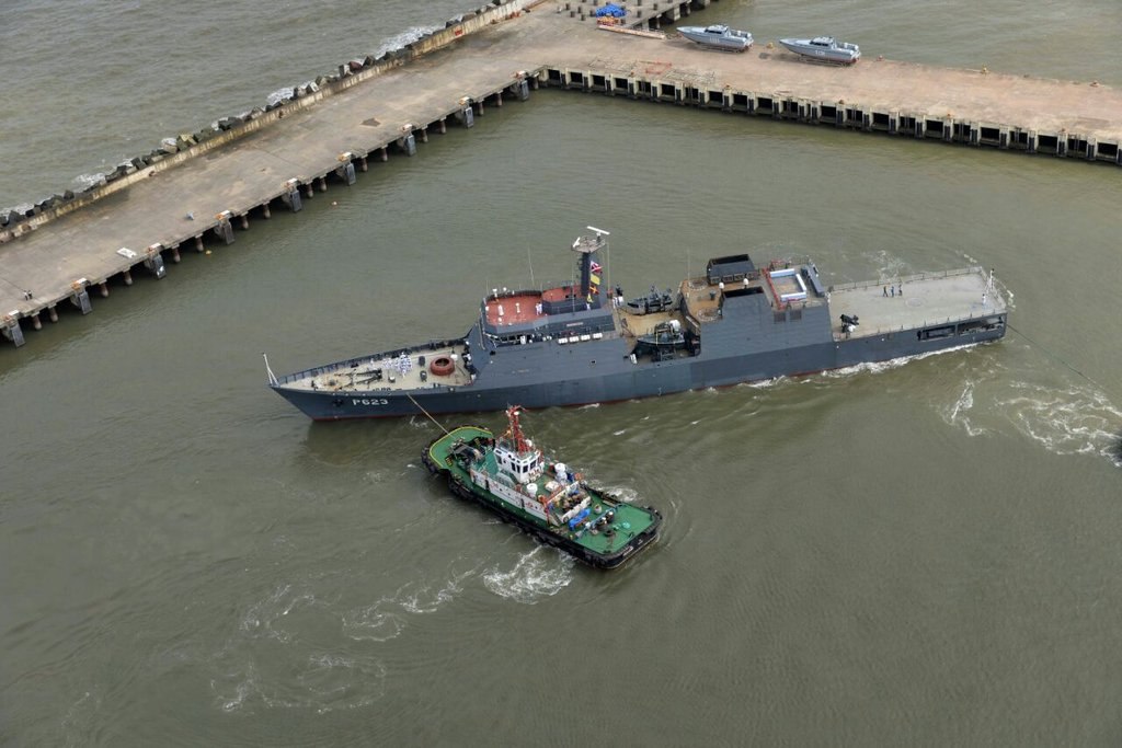 SLNS_Sayurala_leaving_Goa_shipyard_dock (1)