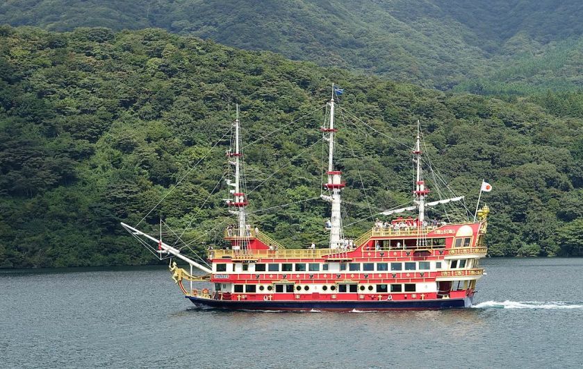 Hakone_Pirate_Ship_-_Hakone,_Japan_-_DSC05415