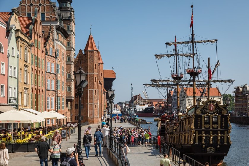 Pirate_ship_on_Nowa_Motlawa,_Gdansk