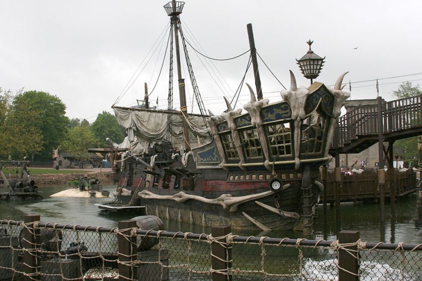 Alton_towers_mutiny_bay_pirate_ship