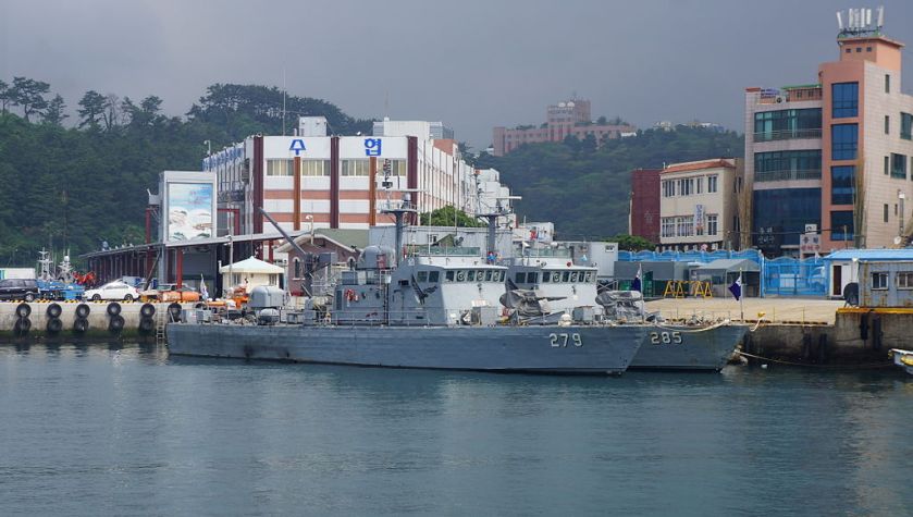 ROKS_PKM-279_and_PKM-285_in_Seogwipo_Harbor_20140606