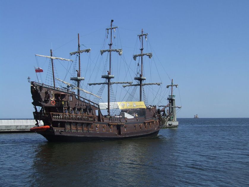 Dragon_(Ustka)_-_aleja_Jana_Pawła_II_-_022