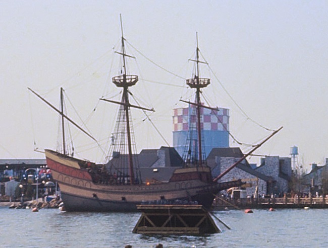 La_Ronde,_lac_des_Dauphins_et_réplique_de_La_Grande-Hermine.