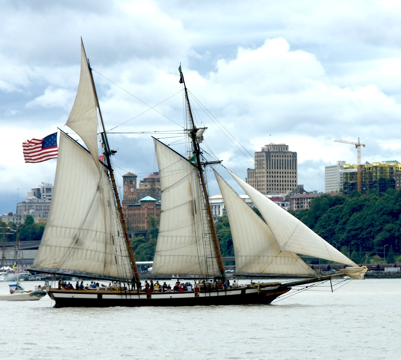 Lynx_Under_Sail_Commencement_Bay