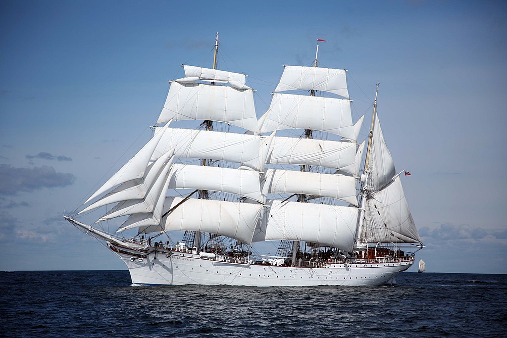 Statsraad_Lehmkuhl_royal_yard