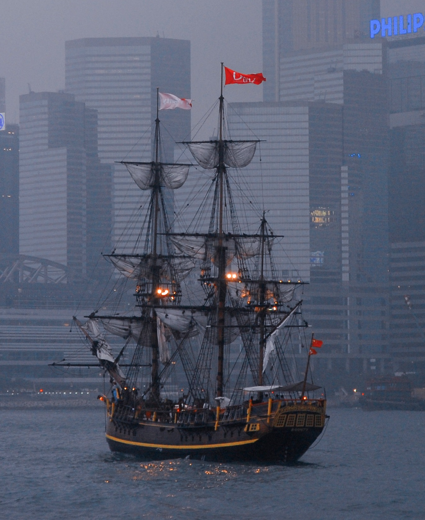 Hong_Kong_cityscape-_Wan_Chai,_Central_Plaza_(cebtral_building),_Hong_Kong,_China,_East_Asia