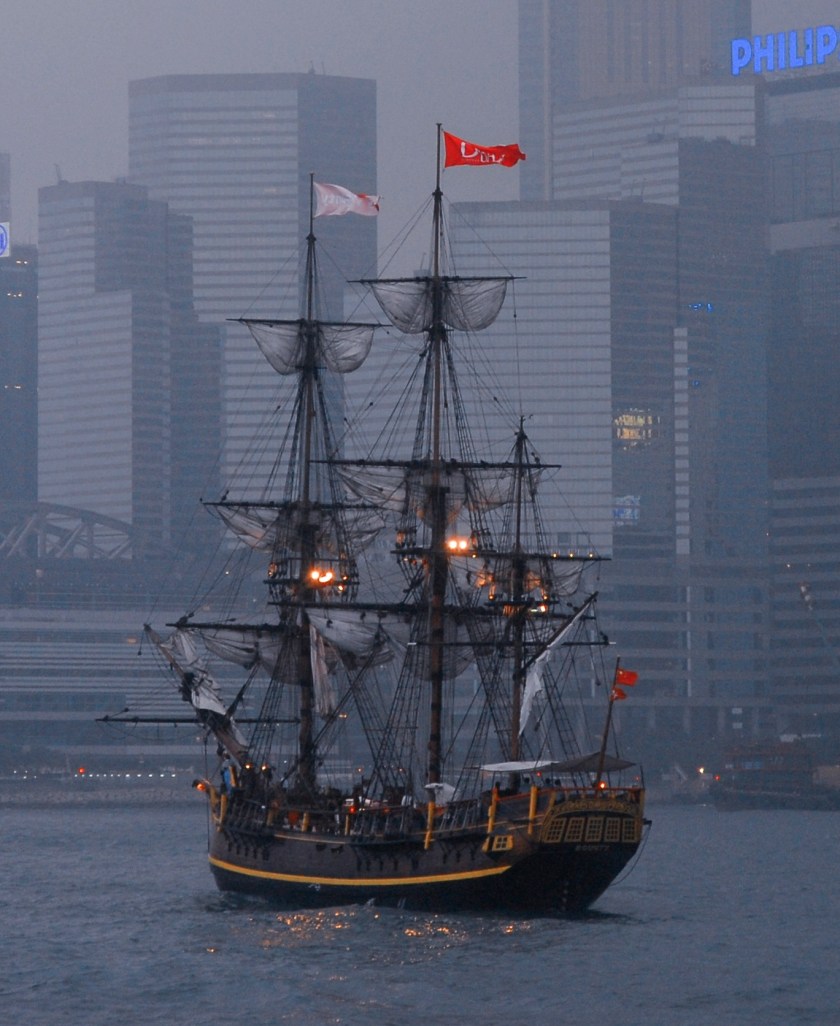 Hong_Kong_cityscape-_Wan_Chai,_Central_Plaza_(cebtral_building),_Hong_Kong,_China,_East_Asia