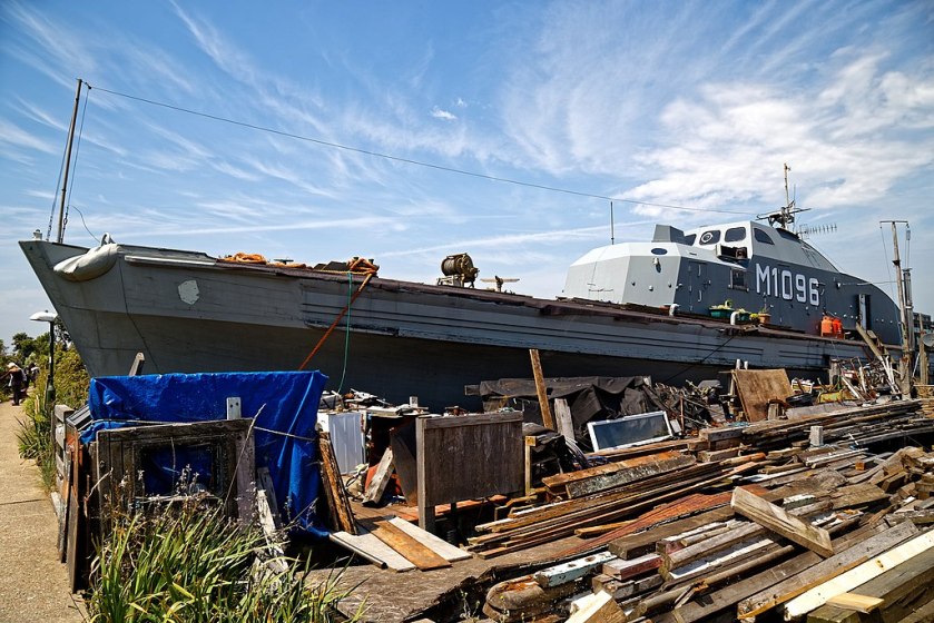 houseboat_'Die_Fische'_M1096,_Riverside_Moorings,_West_Sussex_01